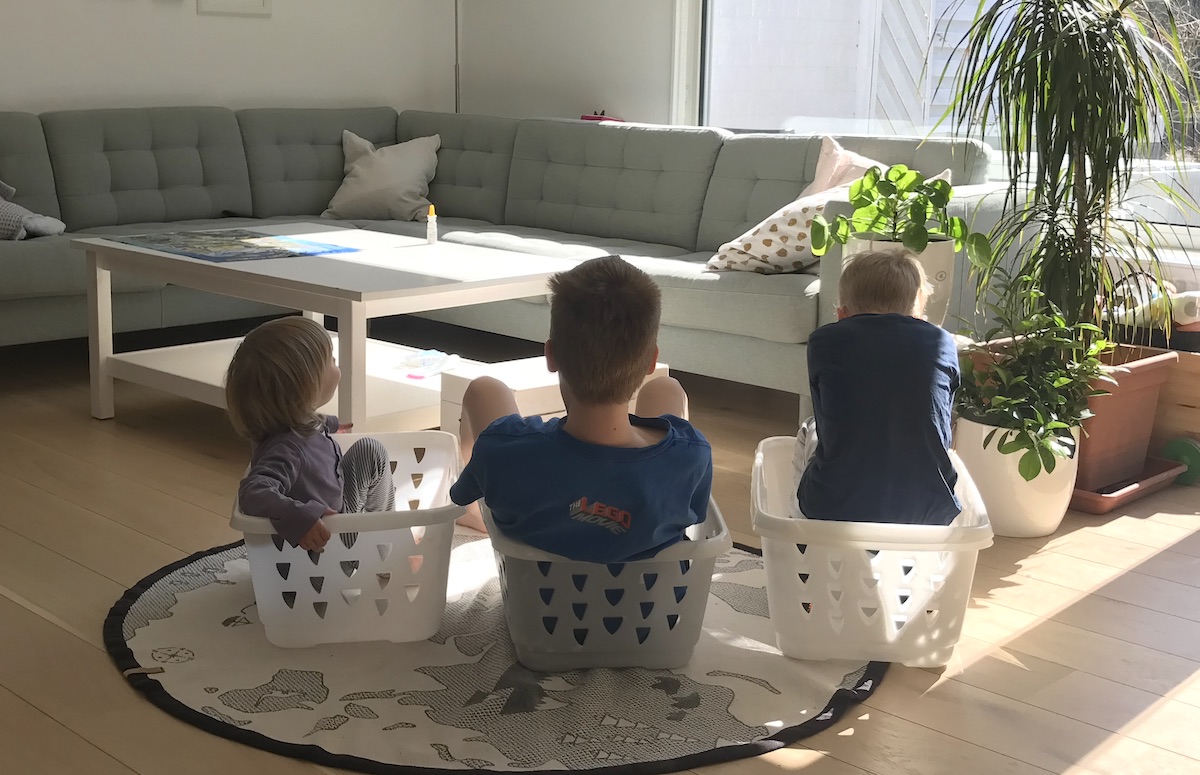 Drei Kinder spielen mit Wäschekörben. Was Langeweile schafft. - Mamaskind.de