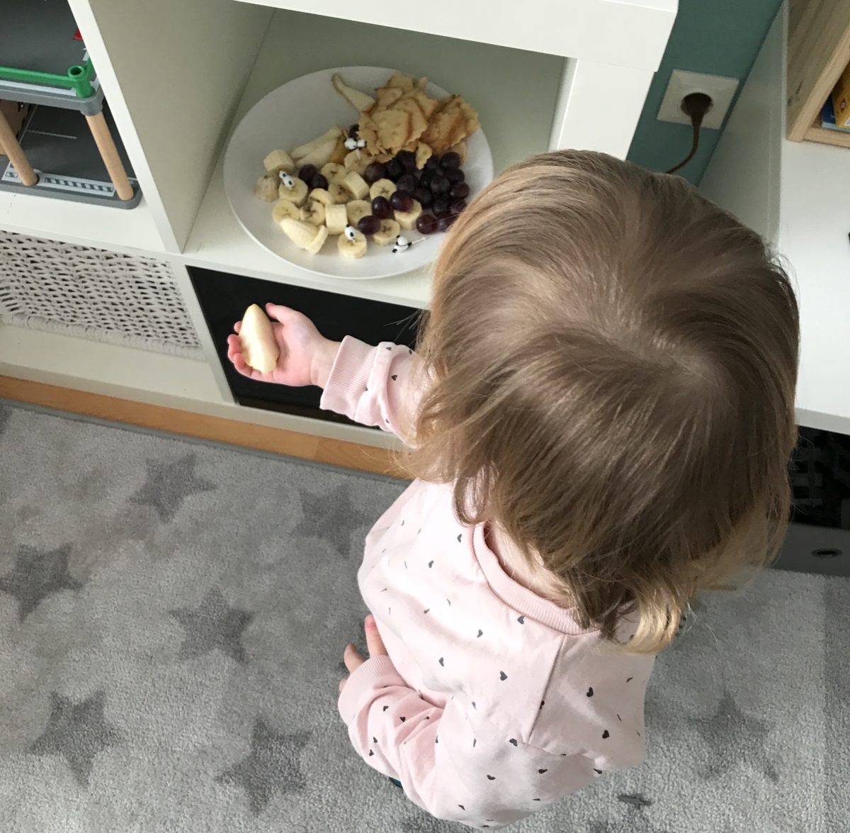 Obstteller im Kinderzimmer: Gesunde Snacks und Panda-Pieker - Mamaskind.de im Corona-Tagebuch