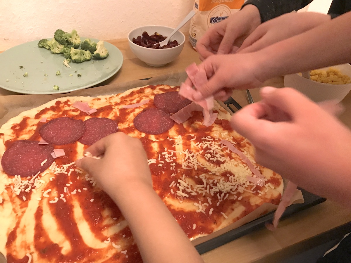 Wir backen Pizza mit sechs Kindern. Uiuiui, mein lieber Herr Gesangsverein! - mamaskind.de