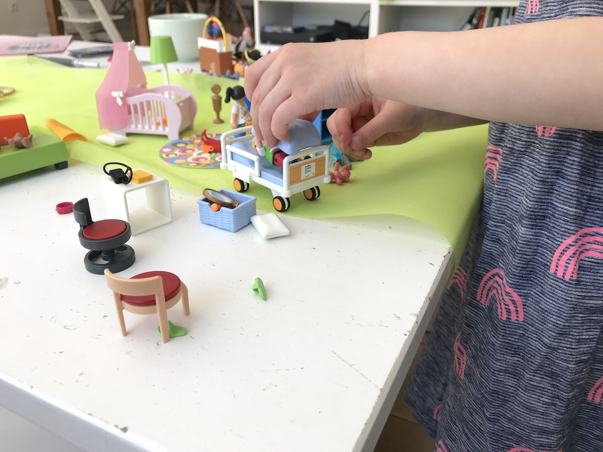 Wir bauen zu viert das Playmobil-Puppenhaus mit Erweiterungen auf. Uiuiui, das dauert. - Mamaskind.de