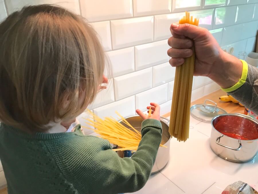 Die Kleinste darf beim Kochen helfen. Beim Erwärmen, meine ich. ;) - Mamaskind.de