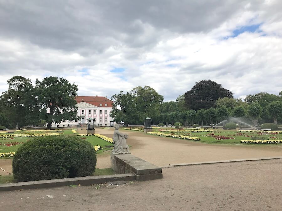 Schloss Friedrichsfelde mit hübschen Beeten - Mamaskind.de