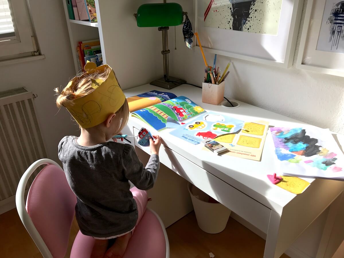 Schneidebücher liebt die 3-Jährige auch und hilft zur Ablenkung - Mamaskind.de