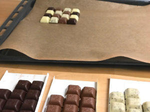 Schokoladen-Stücke im Mosaik anordnen - Mamaskind.de