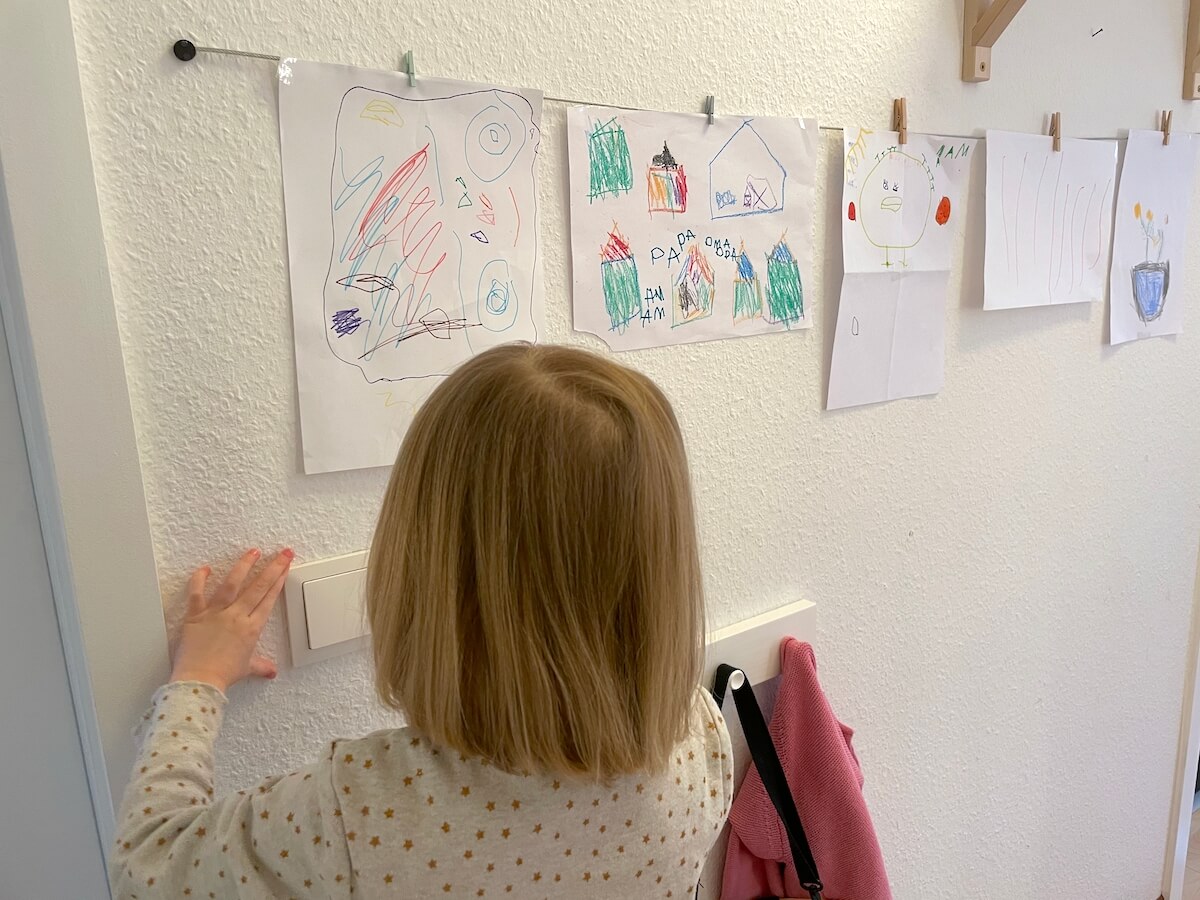 Alle wichtige Kinderzeichnungen gerade an der Wand aufgehängt - Mamaskind.de