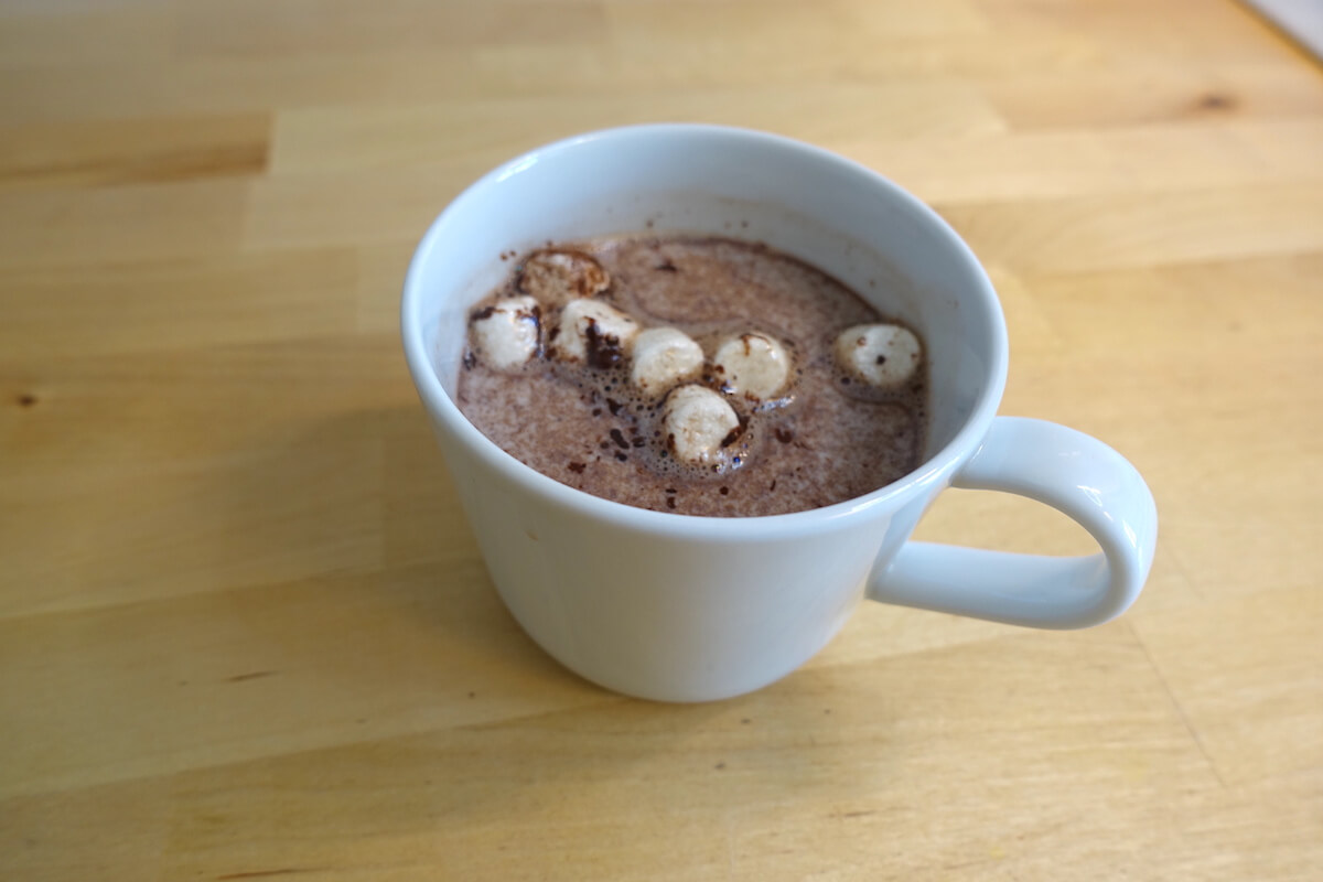 Tada: Heiße Schokolade aus einer Hot Chocolate Bomb! - Mamaskind.de