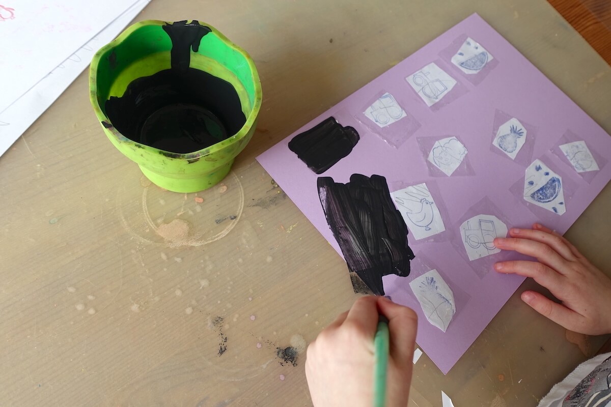 Meine 3-jährige Tochter macht Stempelbild-Rubbellose - Mamaskind.de