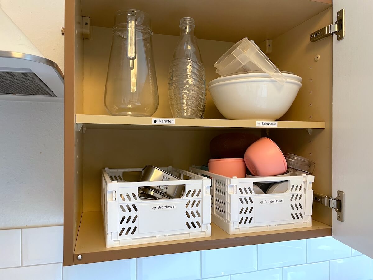 Auch die Brotdosen, Karaffen und Schüsseln bekamen einen festen Platz in der Küche - mamaskind.de