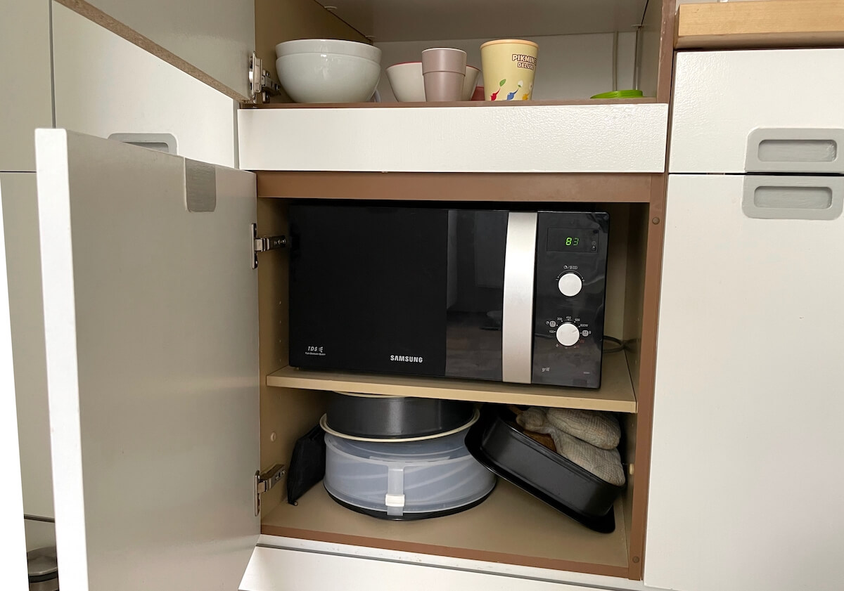 Die Mikrowelle haben wir selbst "eingebaut" - Verstecken im Küchenschrank - Mamaskind.de