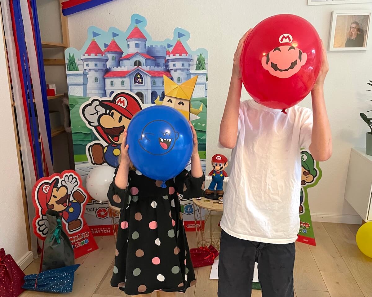 Die Kinder freuen sich sehr über die Party mit Luftballons (beste!) - Mamaskind.de