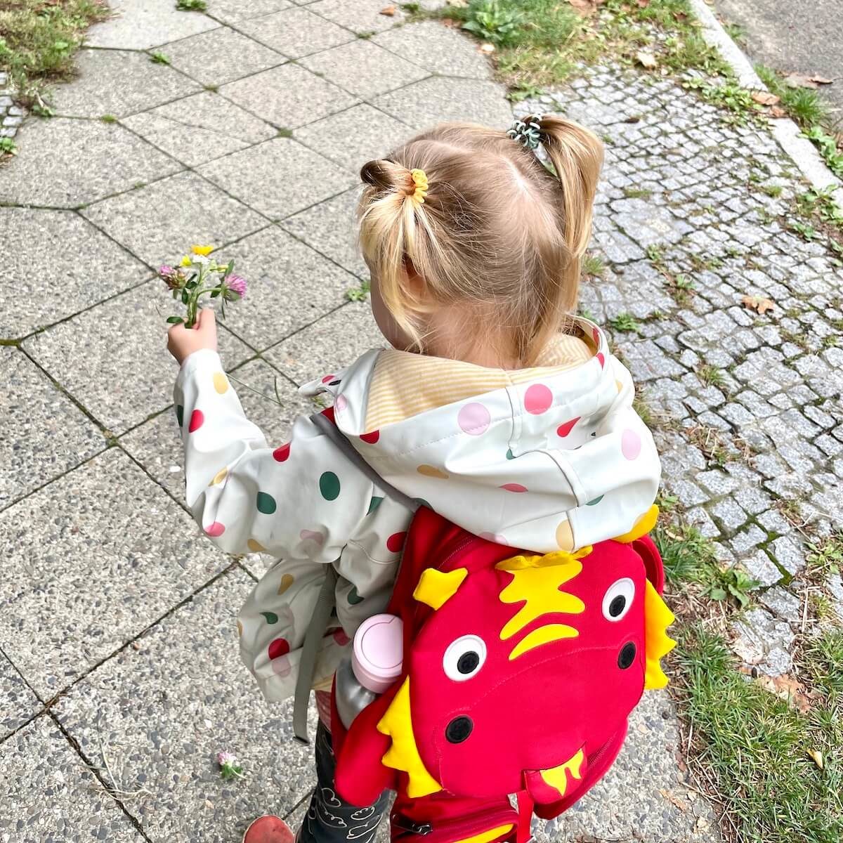 Blumen pflücken und kleine Spaziergänge machen geht meist ganz gut mit krankem Kind - mamaskind.de