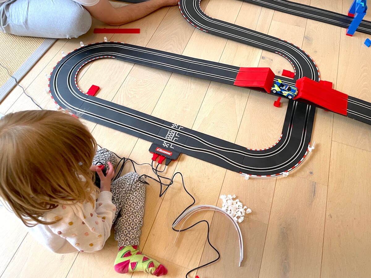 Die Carrera-Bahn ist auch für unsere 4-Jährige geeignet - mamaskind.de