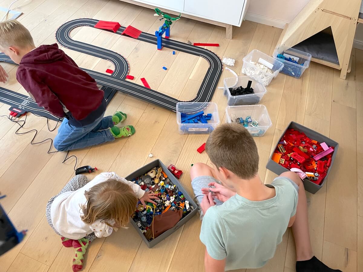 Meine drei Kinder bauen Bahn und Carrera-Autos auf. - mamaskind.de